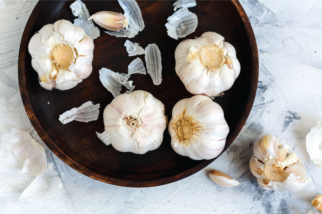 barusfruit's garlic in a black plate