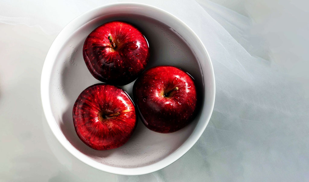 red delicious apple in a bowl